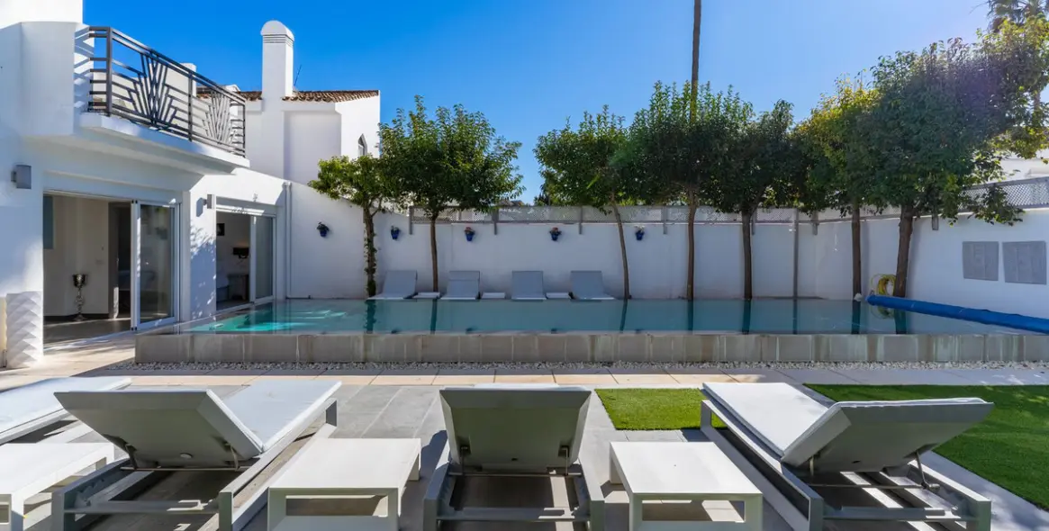 Продажа  отдельно стоящей виллы в Estepona 24