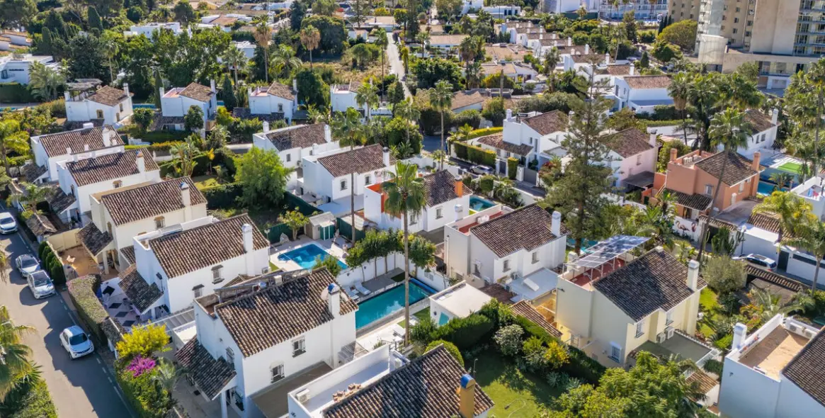 Продажа  отдельно стоящей виллы в Estepona 31