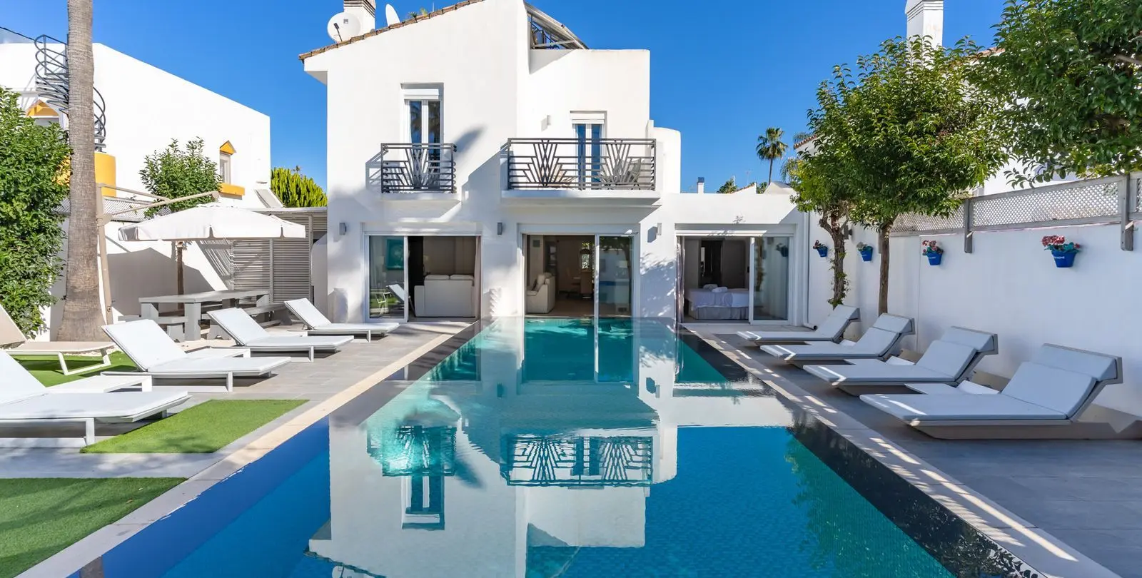 Sale of detached villa in Estepona 1
