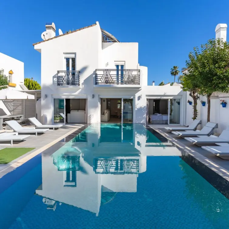 Sale of detached villa in Estepona