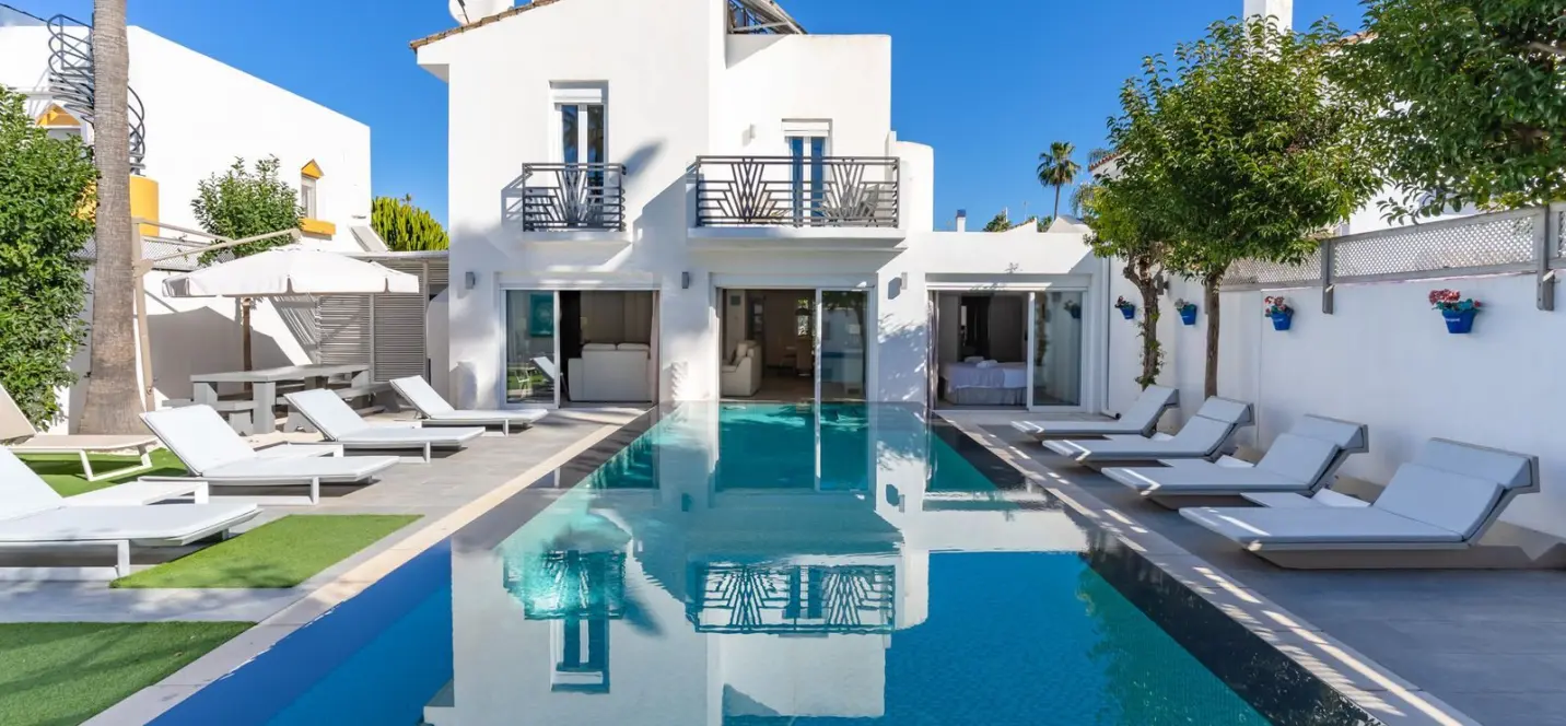 Sale of detached villa in Estepona 0