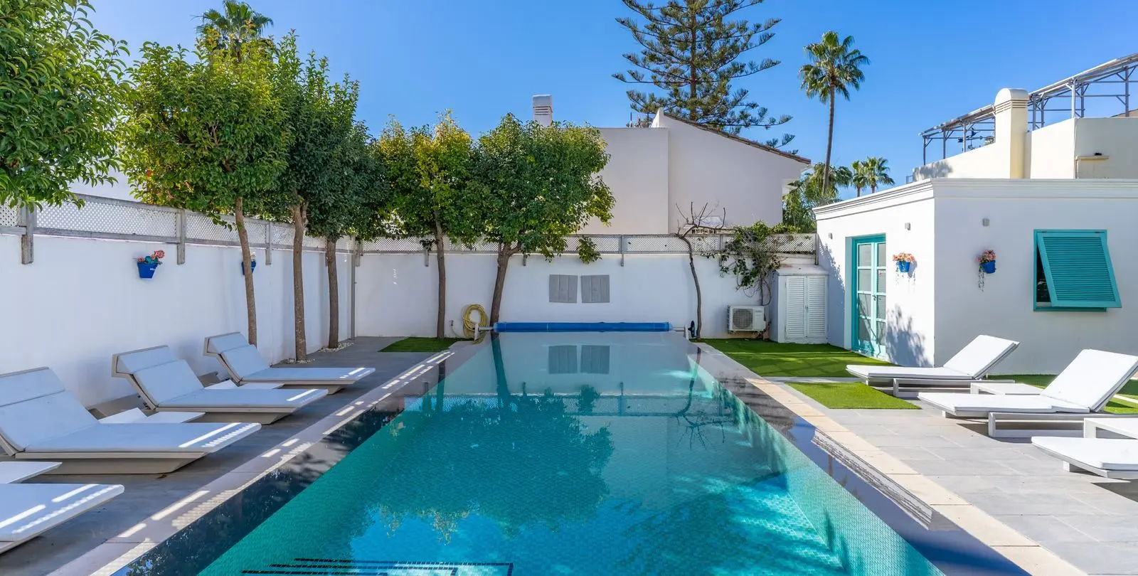 Sale of detached villa in Estepona 2