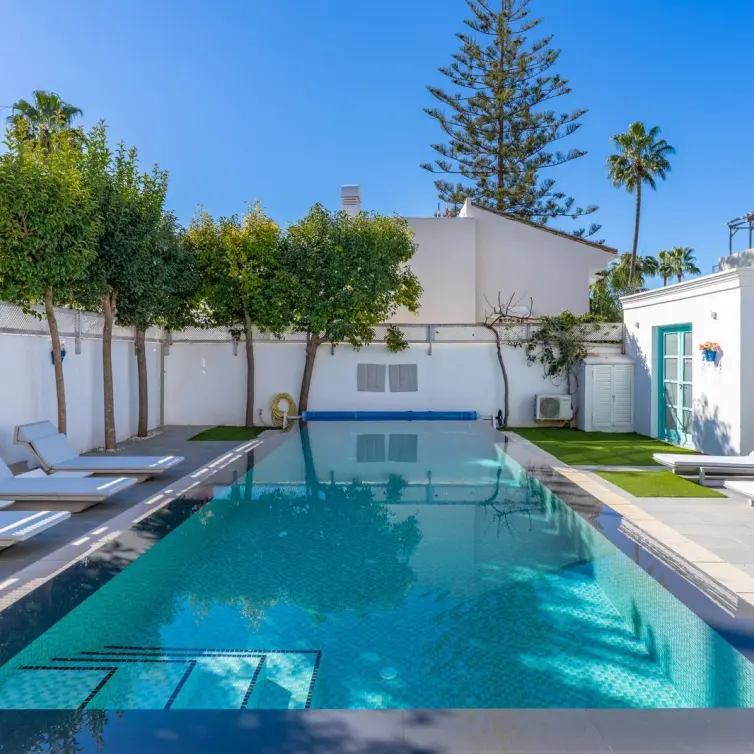 Sale of detached villa in Estepona
