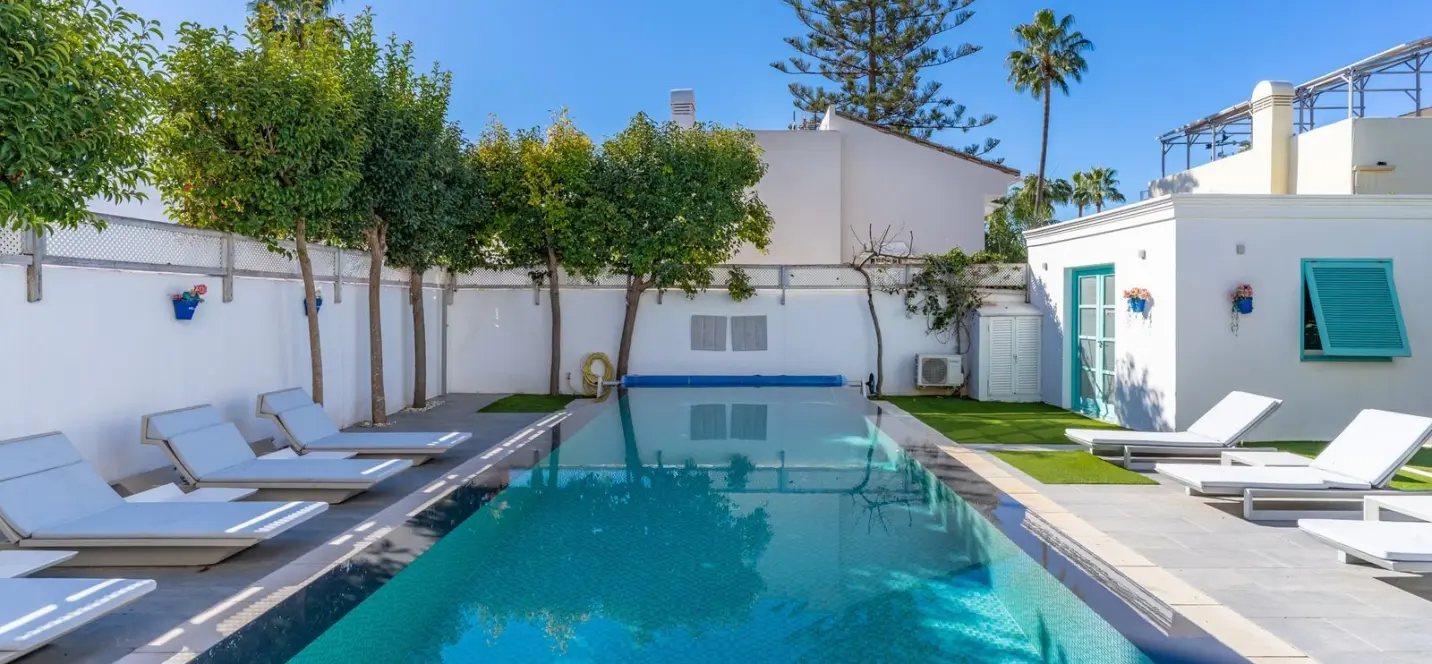 Sale of detached villa in Estepona 1