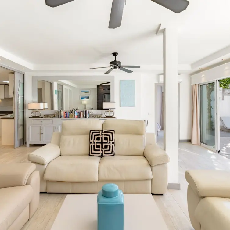 Sale of detached villa in Estepona