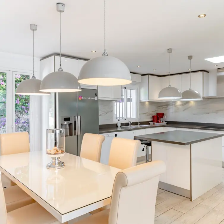 Sale of detached villa in Estepona