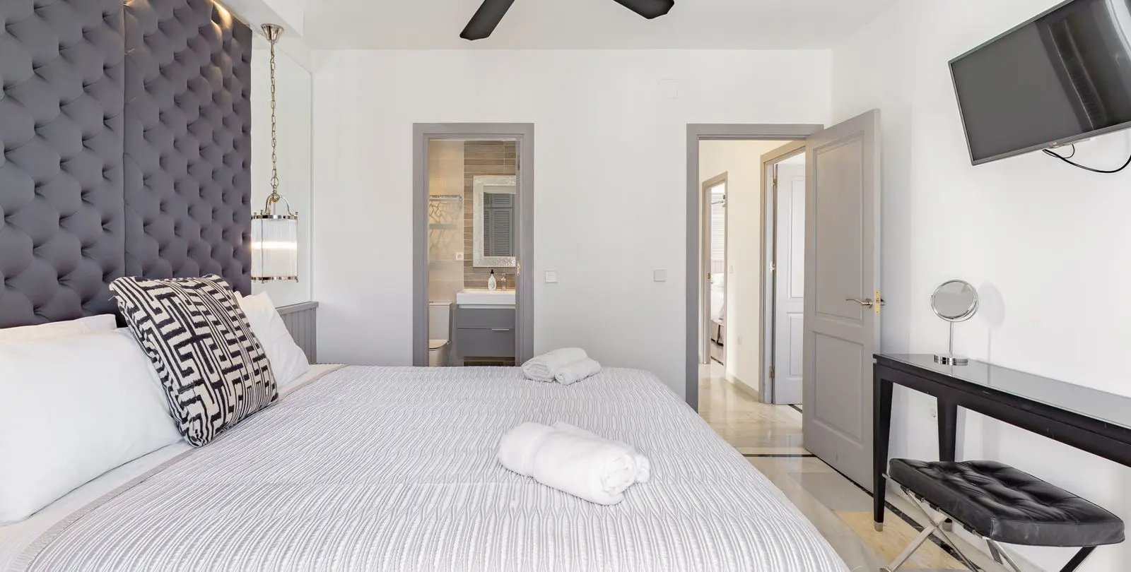 Sale of detached villa in Estepona 18