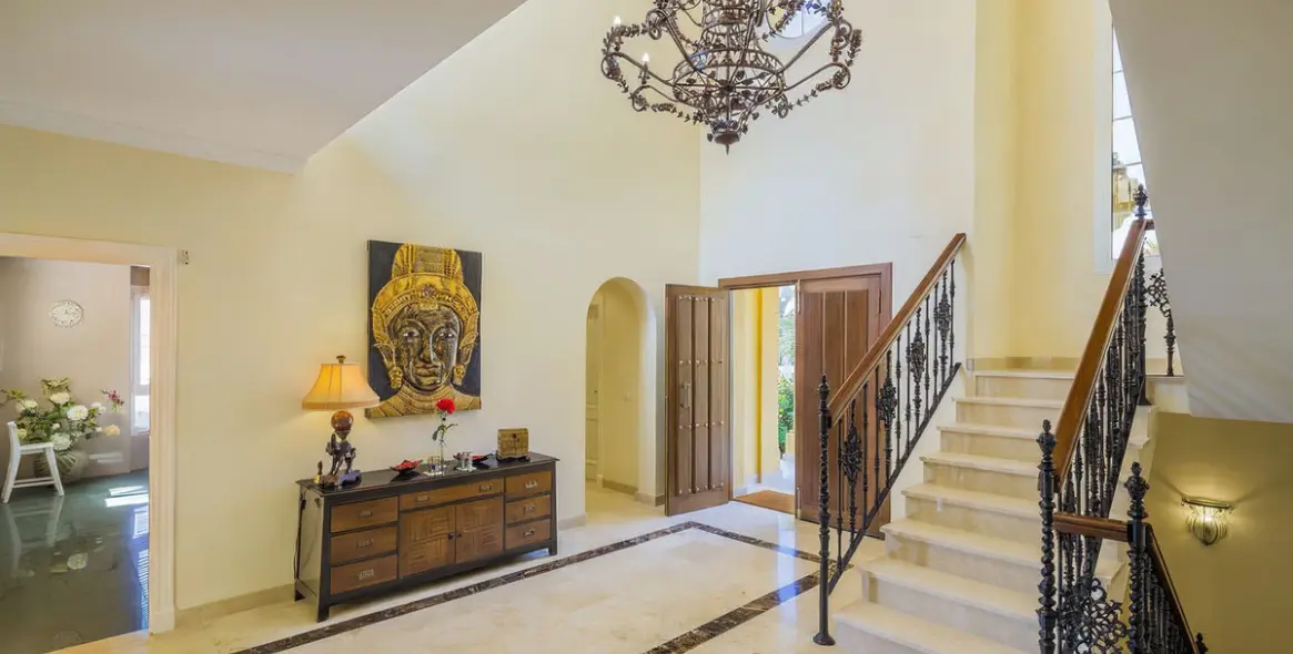 Sale of detached villa in Elviria 1