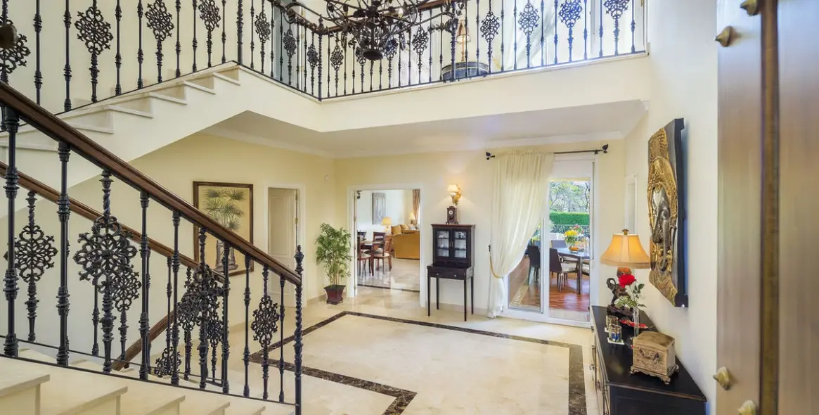 Sale of detached villa in Elviria 2