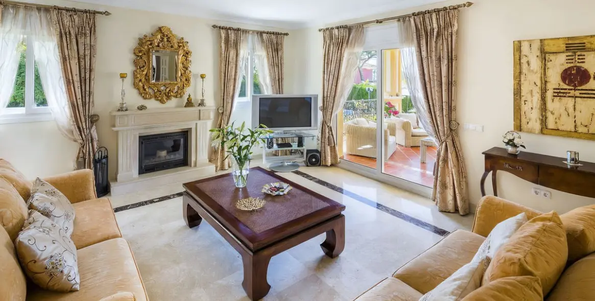 Sale of detached villa in Elviria 4