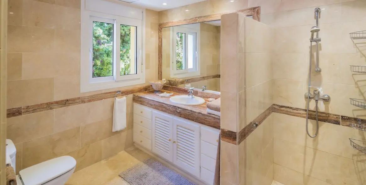 Sale of detached villa in Elviria 8