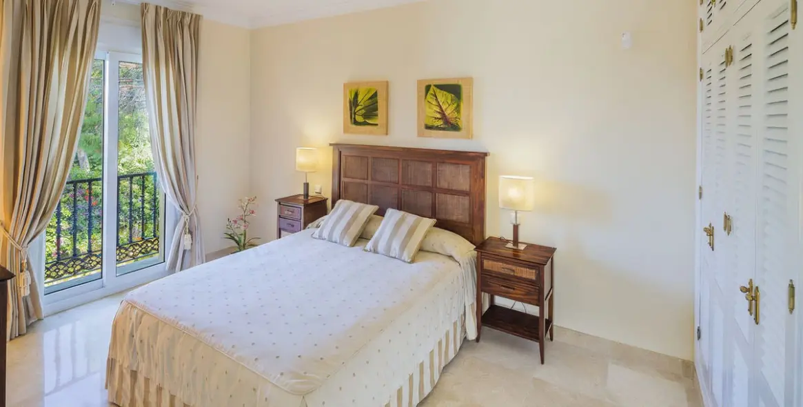 Sale of detached villa in Elviria 10