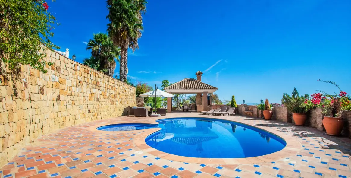 Sale of detached villa in La Mairena 1