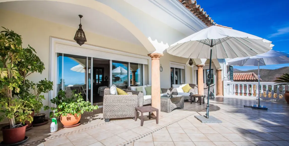 Sale of detached villa in La Mairena 5