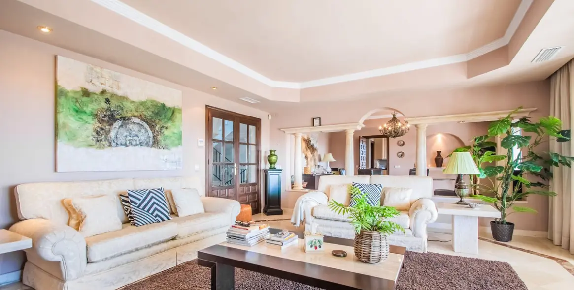 Sale of detached villa in La Mairena 9