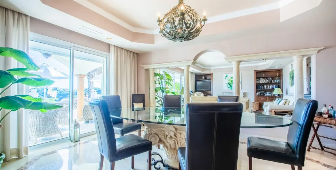 Sale of detached villa in La Mairena 11