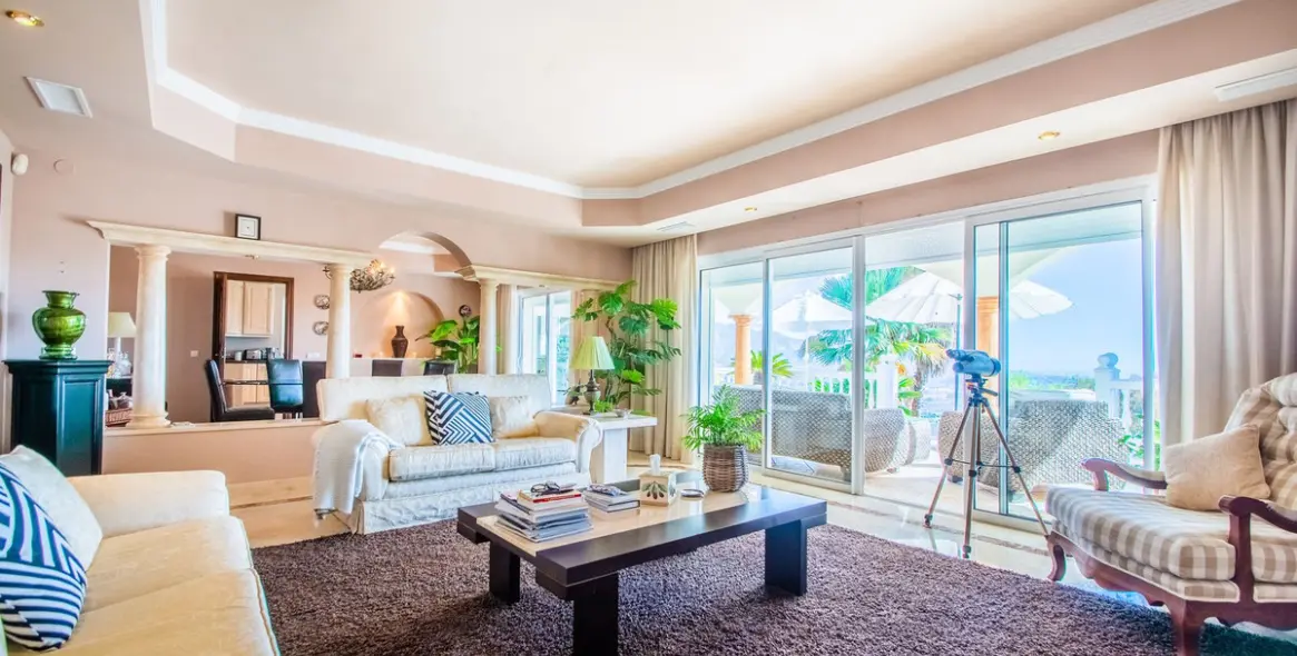 Sale of detached villa in La Mairena 13