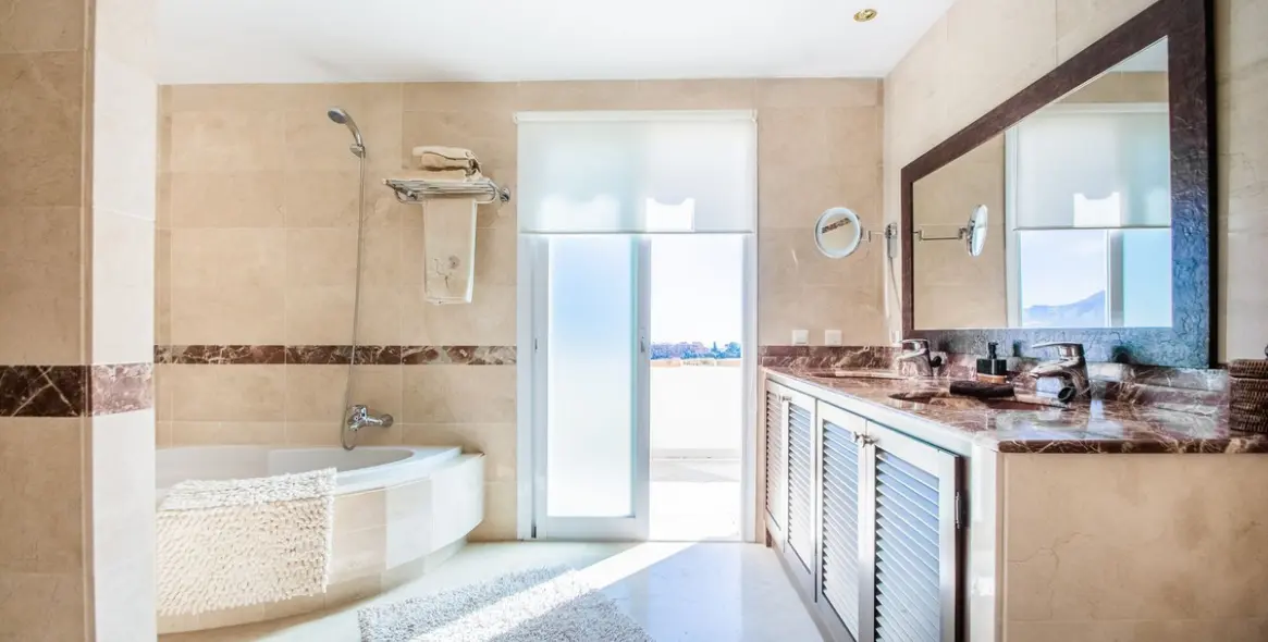 Sale of detached villa in La Mairena 15