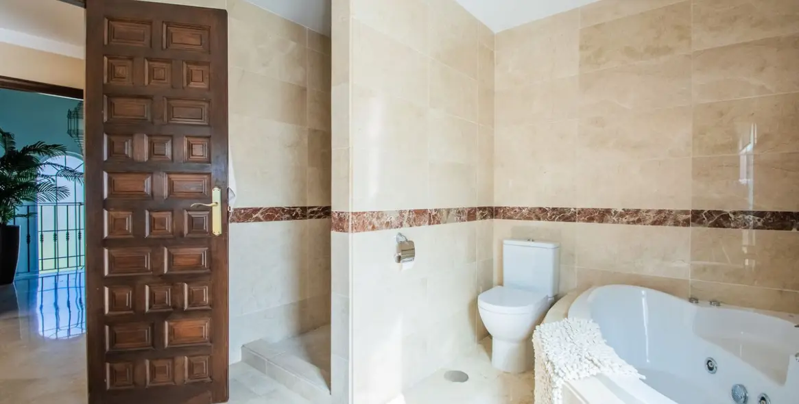 Sale of detached villa in La Mairena 16