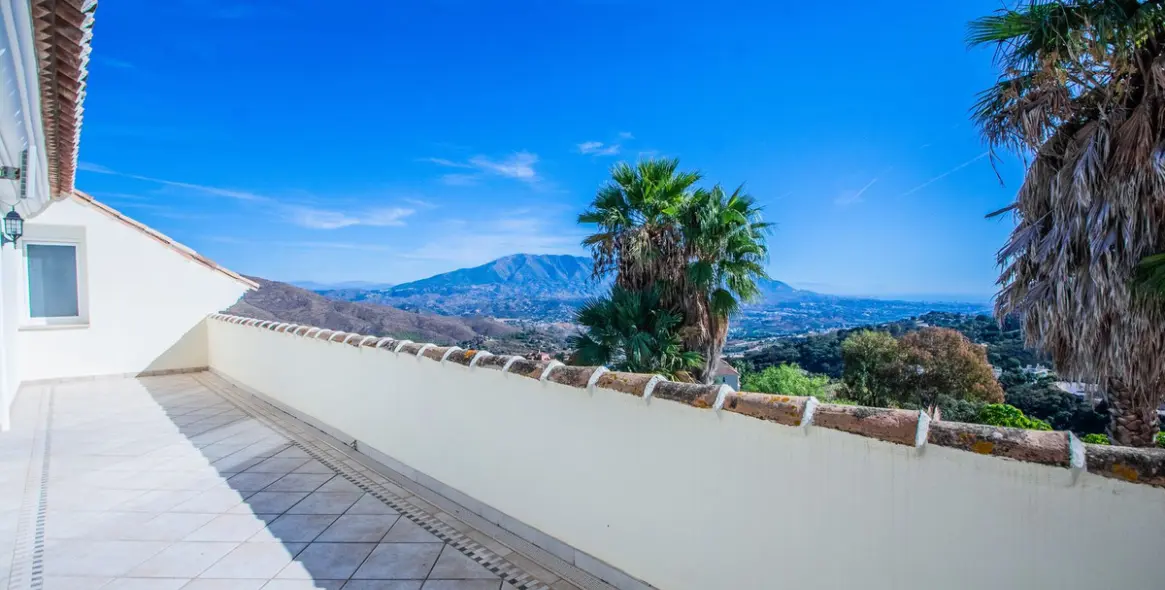 Sale of detached villa in La Mairena 18