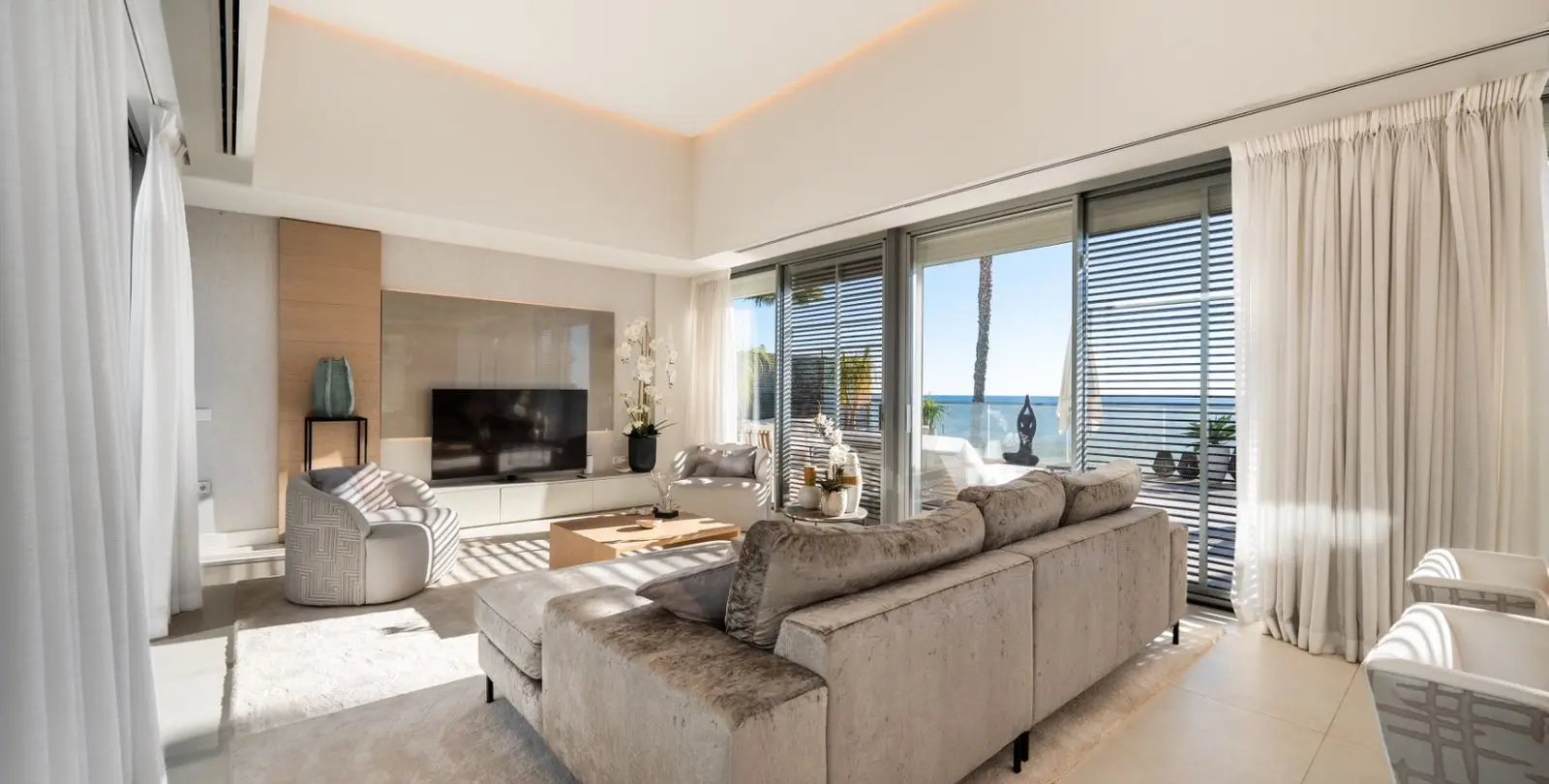 Sale of detached villa in Estepona 2