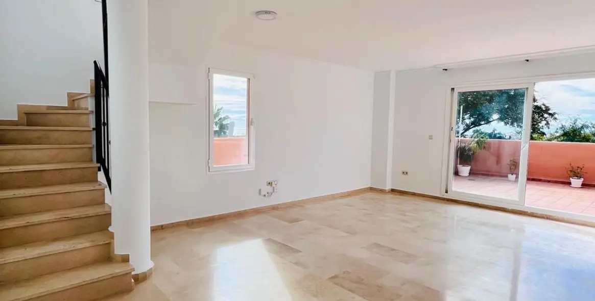 Sale of penthouse duplex in Elviria 3