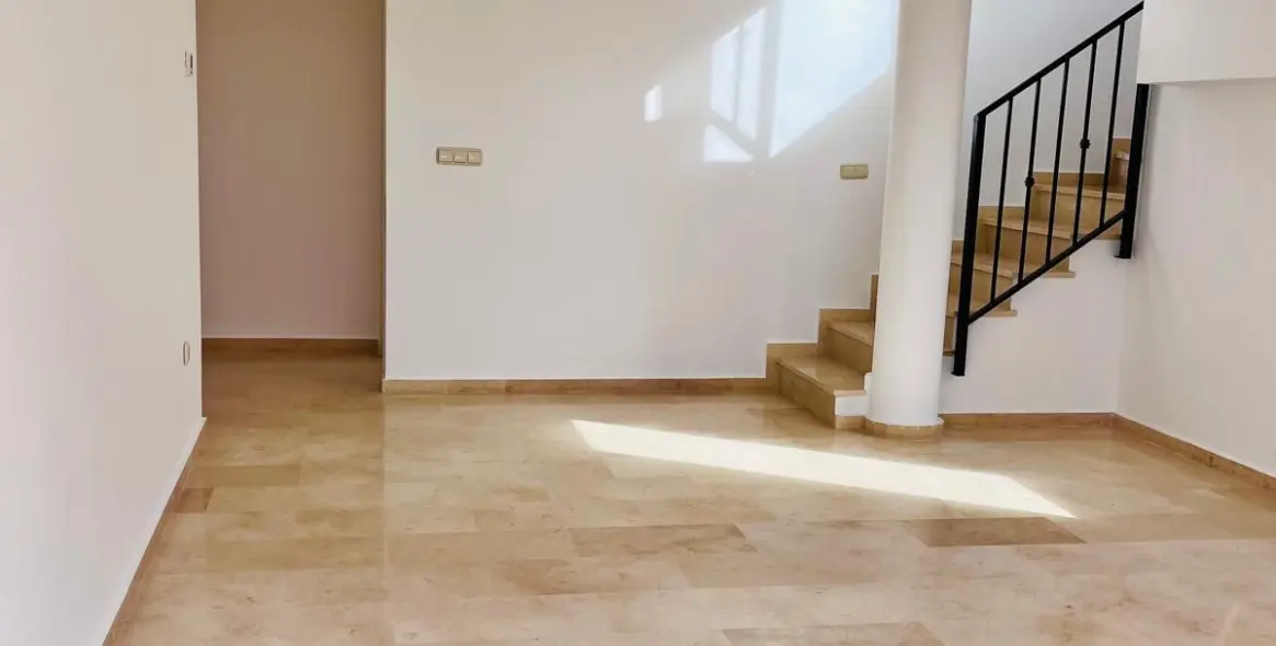 Sale of penthouse duplex in Elviria 5