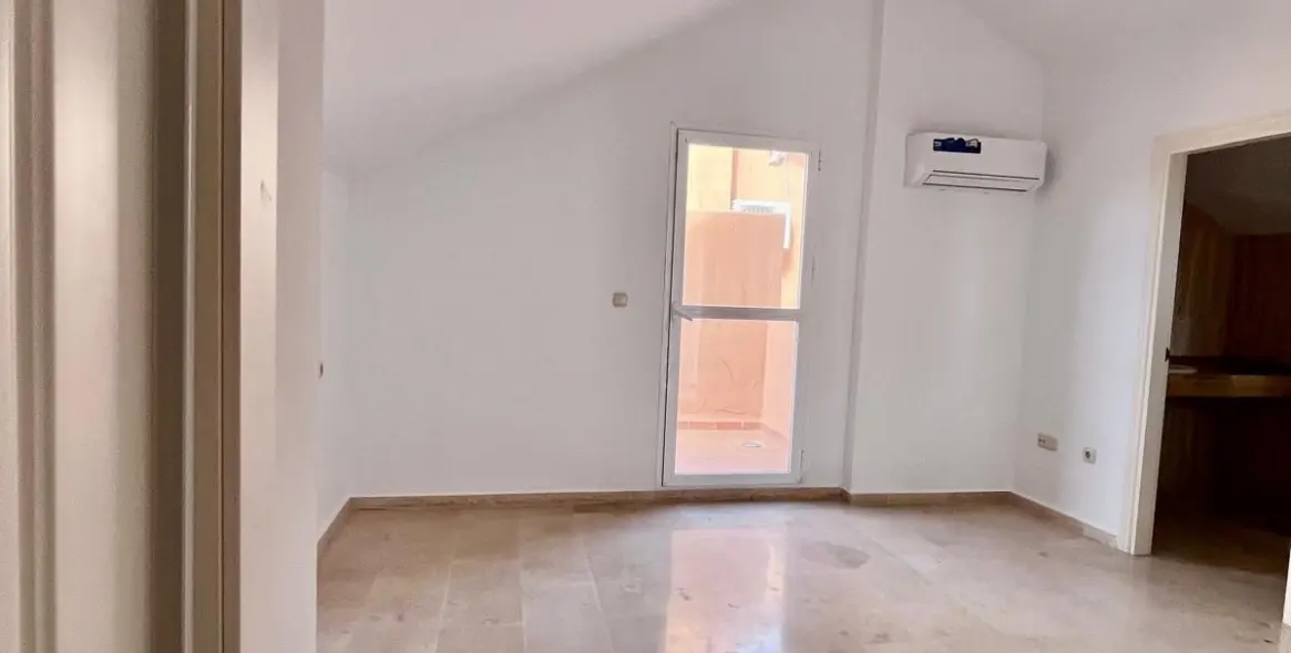 Sale of penthouse duplex in Elviria 24