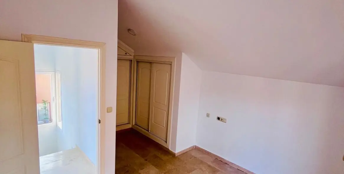 Sale of penthouse duplex in Elviria 26