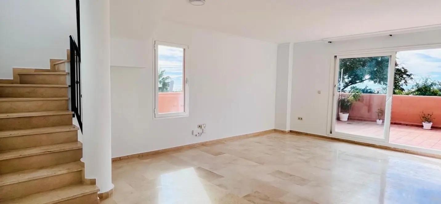 Sale of penthouse duplex in Elviria 4