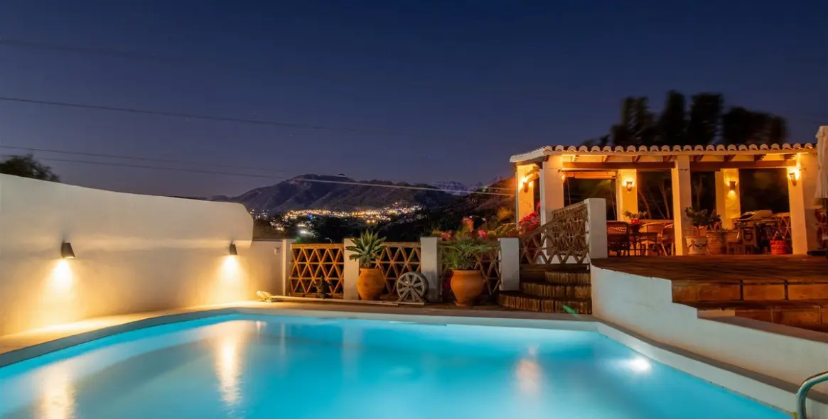 Продажа  отдельно стоящей виллы в Nerja 1