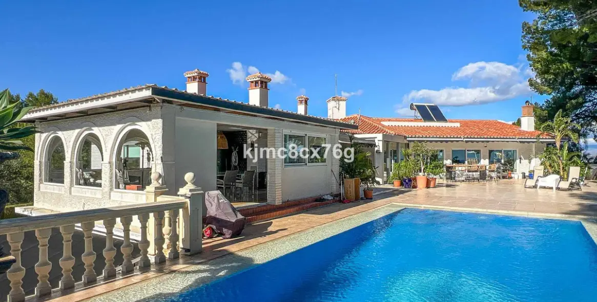 Продажа  отдельно стоящей виллы в Torremolinos 1