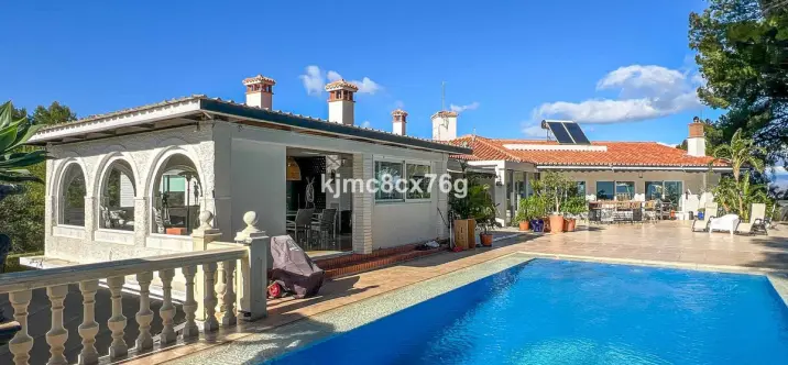 Продажа  отдельно стоящей виллы в Torremolinos 0