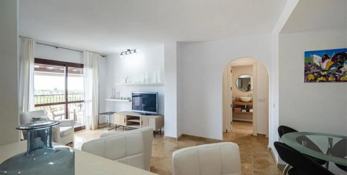 Продажа апартаментов на среднем этаже в The Golden Mile 2