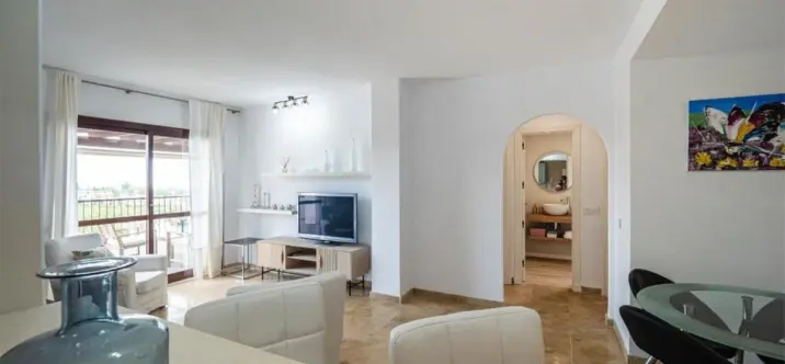 Продажа апартаментов на среднем этаже в The Golden Mile 1