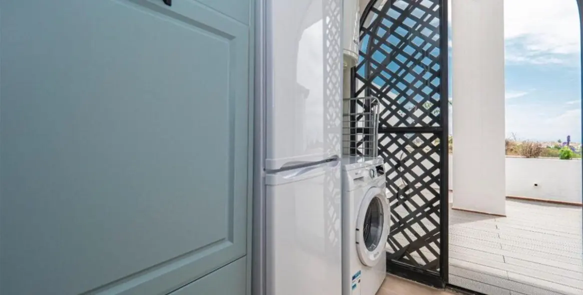 Продажа апартаментов на среднем этаже в The Golden Mile 12