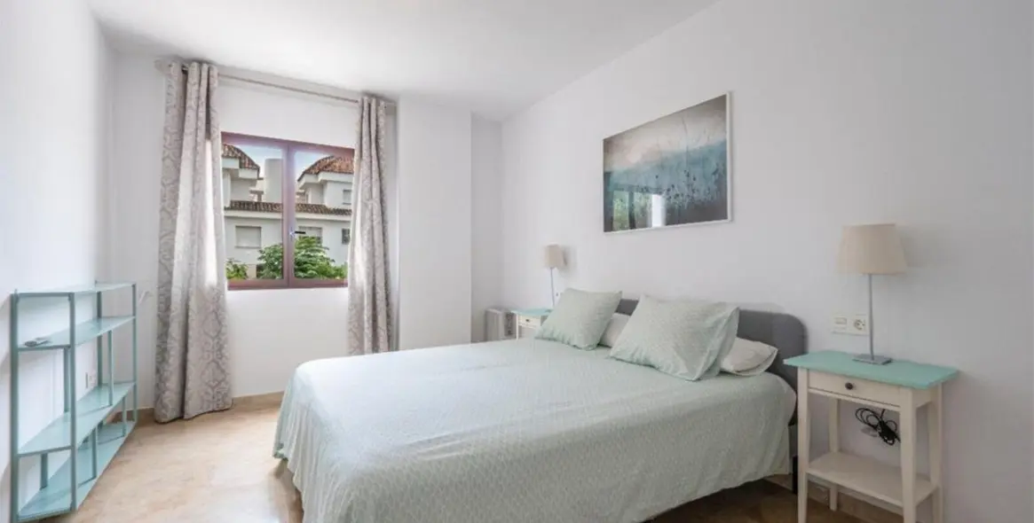 Продажа апартаментов на среднем этаже в The Golden Mile 14