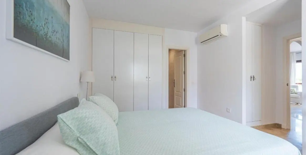 Продажа апартаментов на среднем этаже в The Golden Mile 16