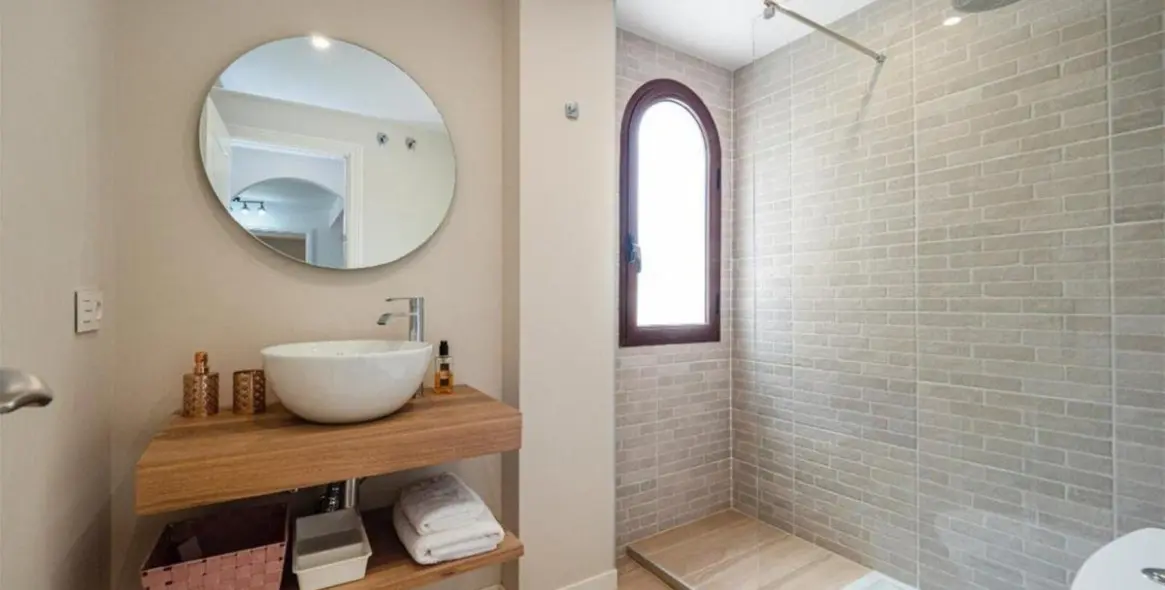 Sale of middle floor apartment in The Golden Mile 21