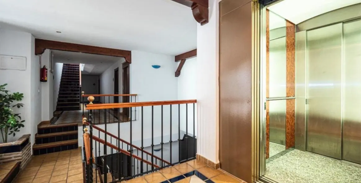 Sale of middle floor apartment in The Golden Mile 22