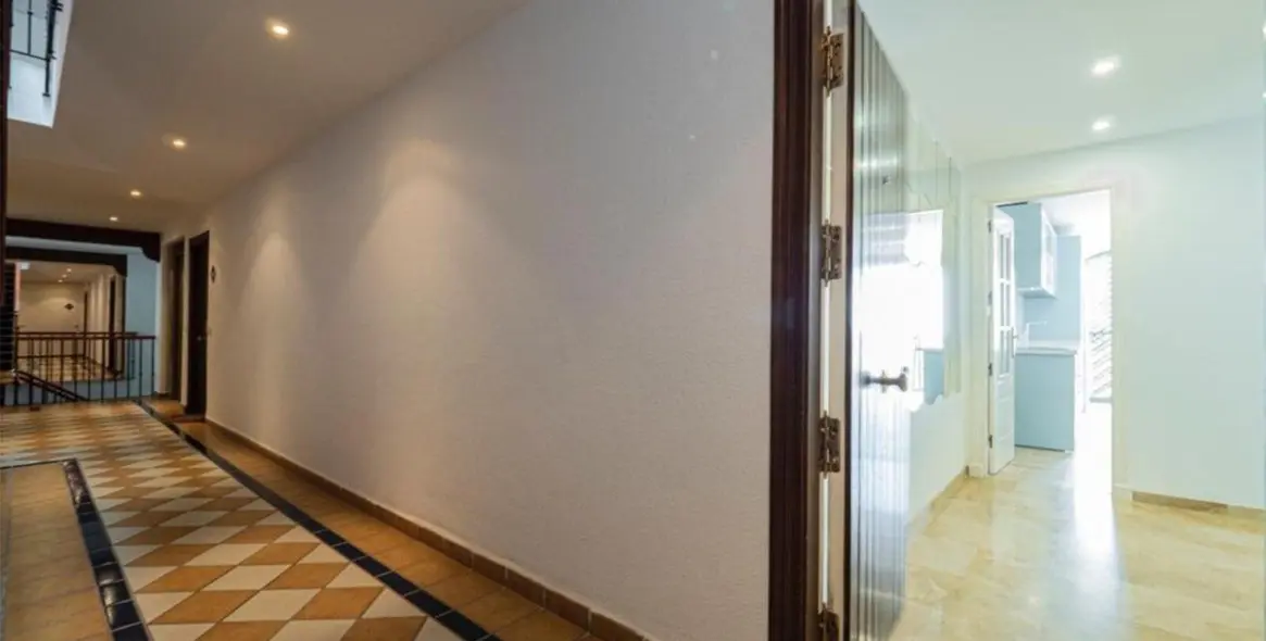 Sale of middle floor apartment in The Golden Mile 23