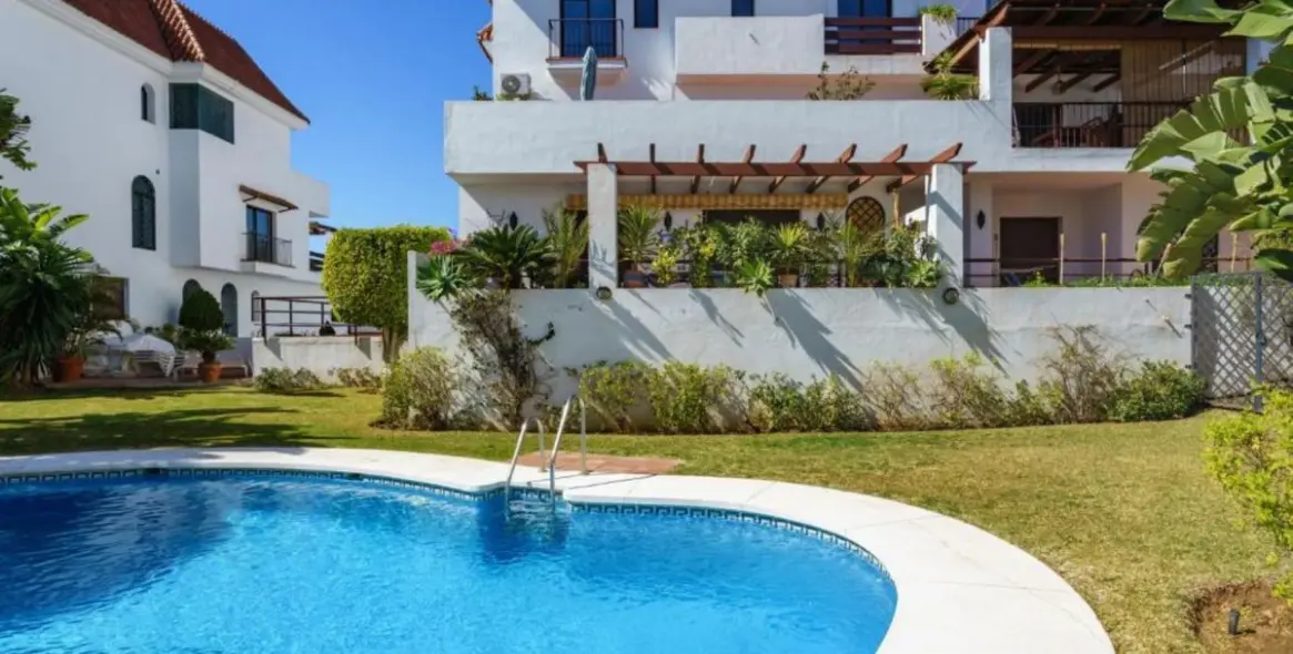 Sale of middle floor apartment in The Golden Mile 24