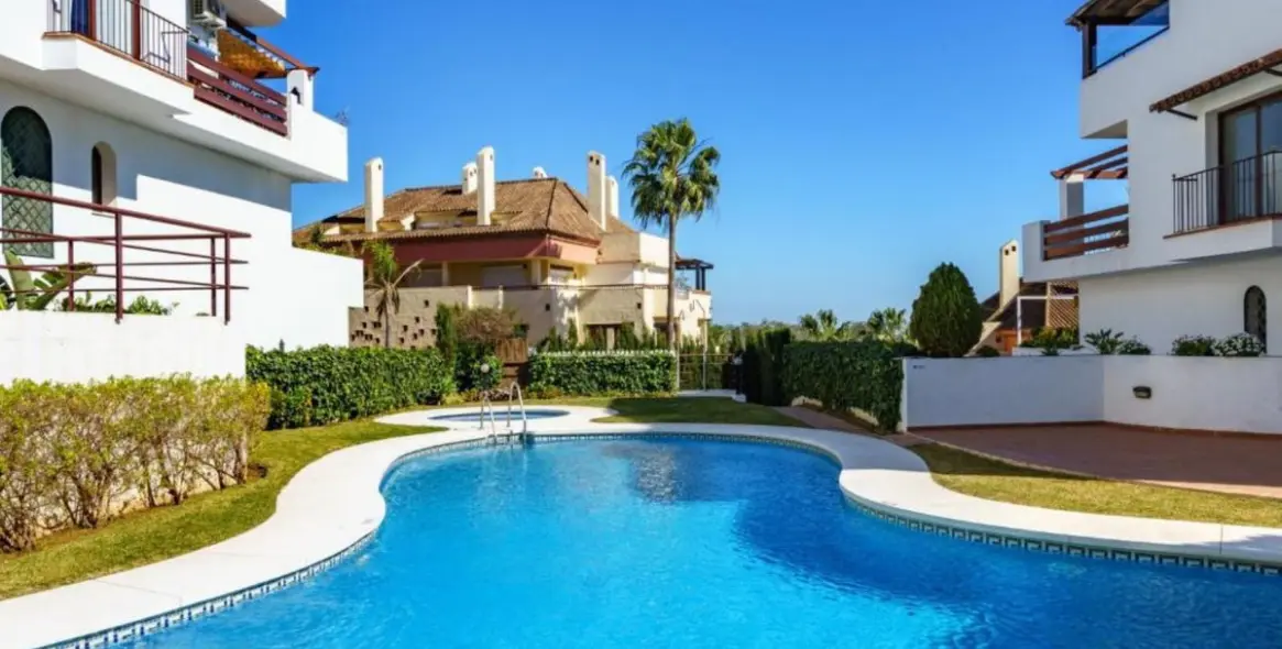 Venta de apartamento en planta media en The Golden Mile 26