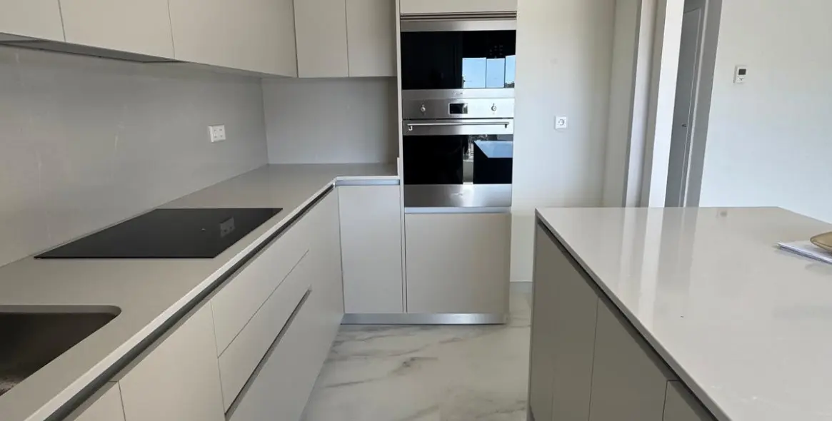 Продажа апартаментов на среднем этаже в Estepona 11