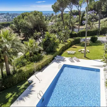 Продажа апартаментов на среднем этаже в Nueva Andalucía