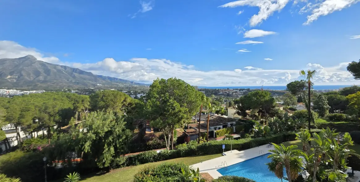 Продажа апартаментов на среднем этаже в Nueva Andalucía 5