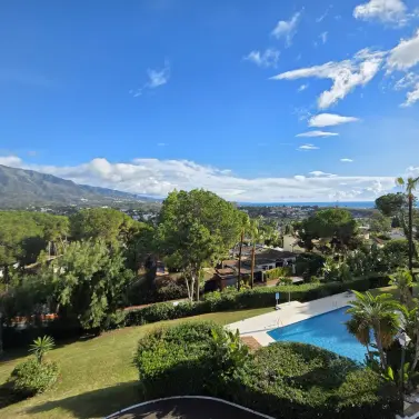 Продажа апартаментов на среднем этаже в Nueva Andalucía