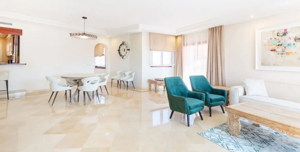 Long-term rent of penthouse in New Golden Mile 4