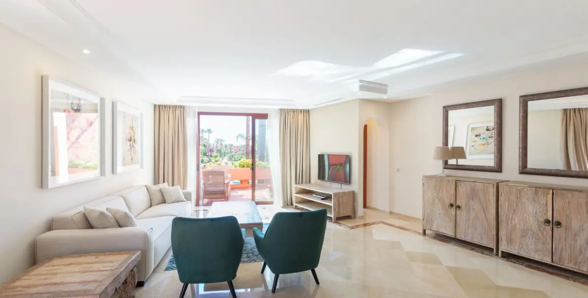 Long-term rent of penthouse in New Golden Mile 5