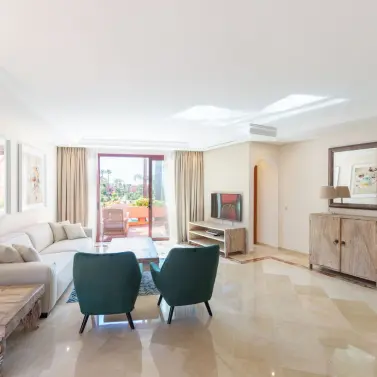 Long-term rent of penthouse in New Golden Mile